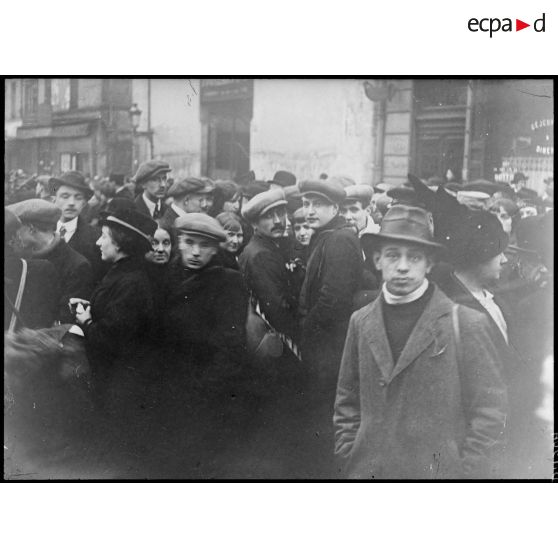 Paris gare Montparnasse, départ de la classe 17 dans la rue du départ. [légende d’origine]