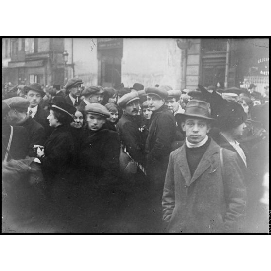 Paris gare Montparnasse, départ de la classe 17 dans la rue du départ. [légende d’origine]