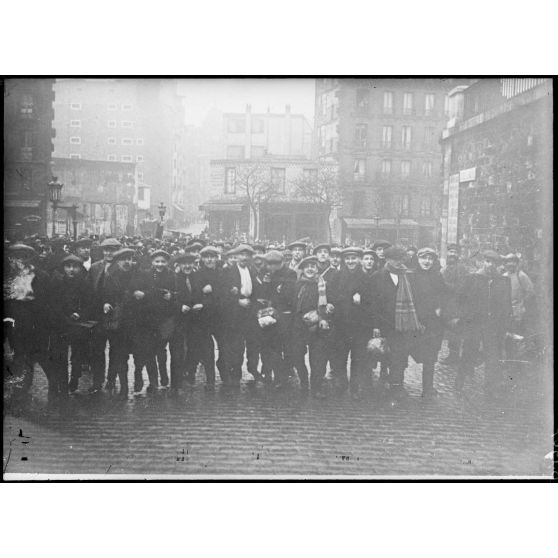 Paris gare Montparnasse, une bande de jeunes soldats. [légende d’origine]