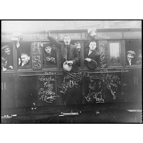 Paris gare Montparnasse, départ de la classe 17. [légende d’origine]