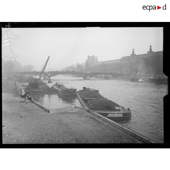 Paris quai Malaquais, déchargement de charbon. [légende d’origine]