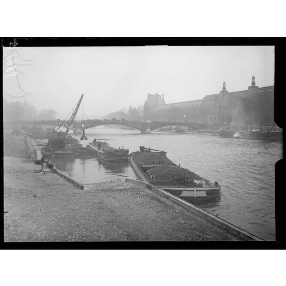 Paris quai Malaquais, déchargement de charbon. [légende d’origine]
