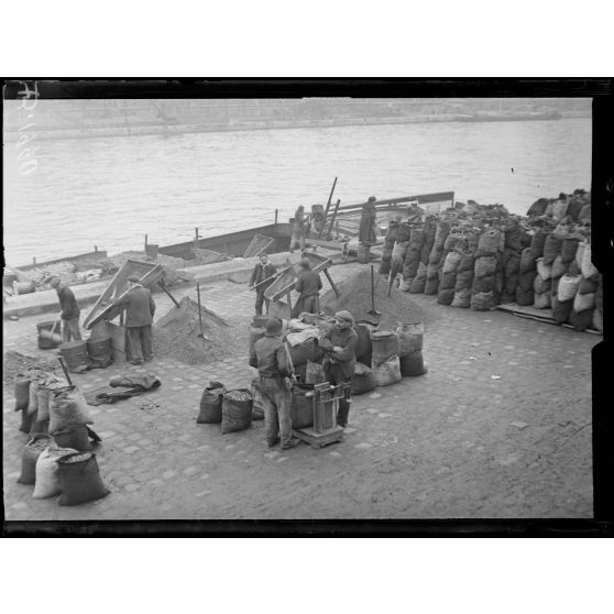 Paris quai du cours la reine, pesage du charbon. [légende d’origine]