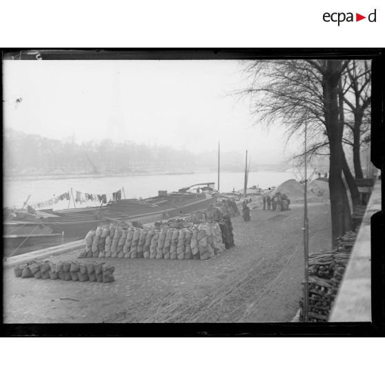 Paris quai du cours la reine, mise en sac du charbon. [légende d’origine]