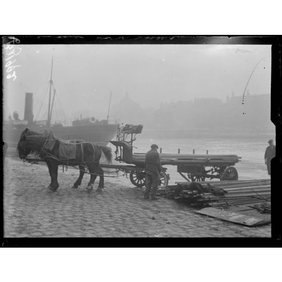 Paris quai du Louvre, chargement de planches. [légende d’origine]