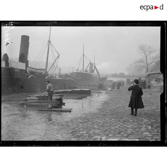 Paris quai du Louvre, déchargement d’un bateau. [légende d’origine]