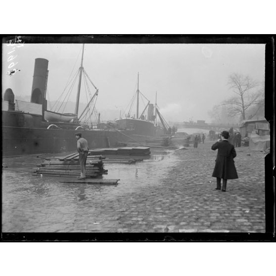 Paris quai du Louvre, déchargement d’un bateau. [légende d’origine]
