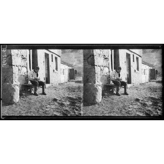 Soldat mangeant la soupe dans les Vosges. [légende d’origine]