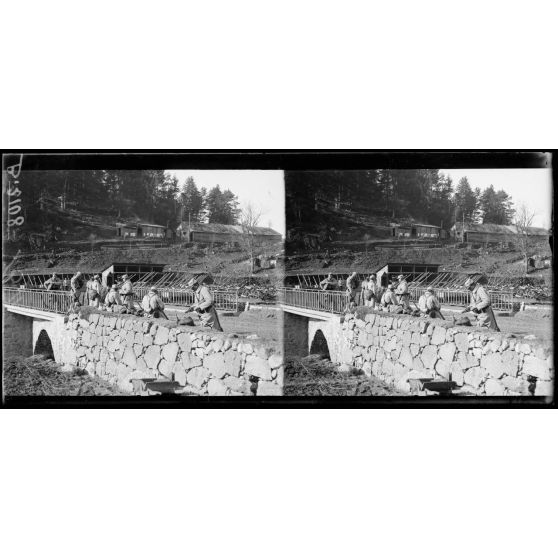 Le Rudlin. Une halte pendant la montée aux tranchées. [légende d'origine]