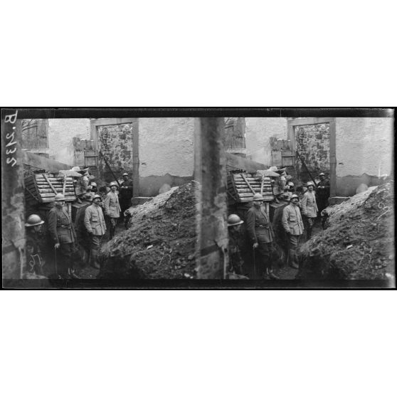 Dans les ruines d’un village d’Alsace. [légende d’origine]