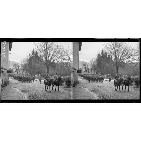 Chasseurs alpins allant aux tranchées. [légende d’origine]