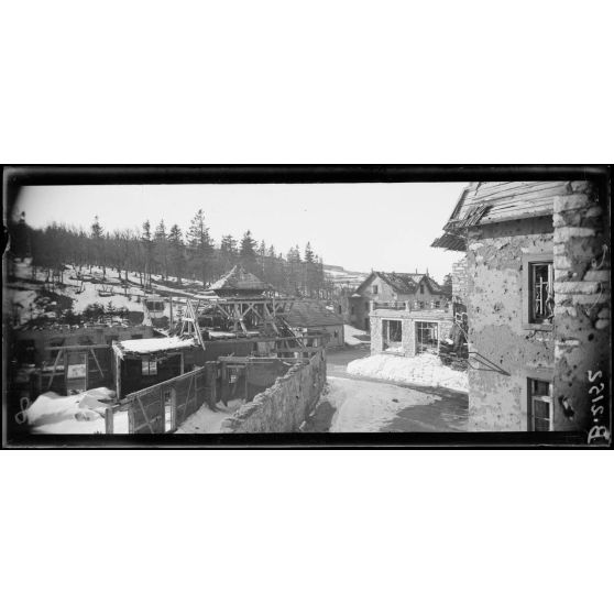 Col de la Schlucht. Effets du bombardement près de l'hôtel français. [légende d'origine]