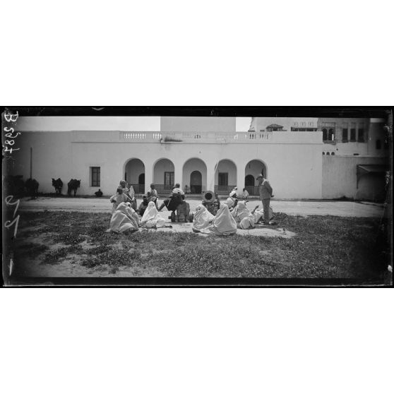 Rabat, le vendredi dans la cour du sultan, groupes attendant la sortie du sultan. [légende d’origine]