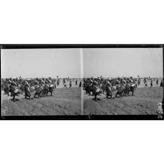 Rabat, la musique de la garde d’honneur du sultan arrivant au palais pour la cérémonie du vendredi. [légende d’origine]