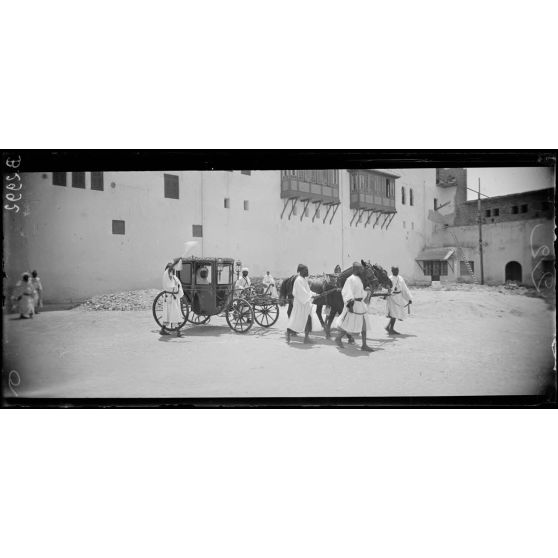 Rabat, le sultan quitte en carosse son palais pour se rendre à la mosquée. [légende d’origine]