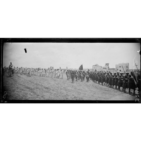 Rabat, le cortège musique et garde d’honneur se rendant à la mosquée pour la cérémonie. [légende d’origine]