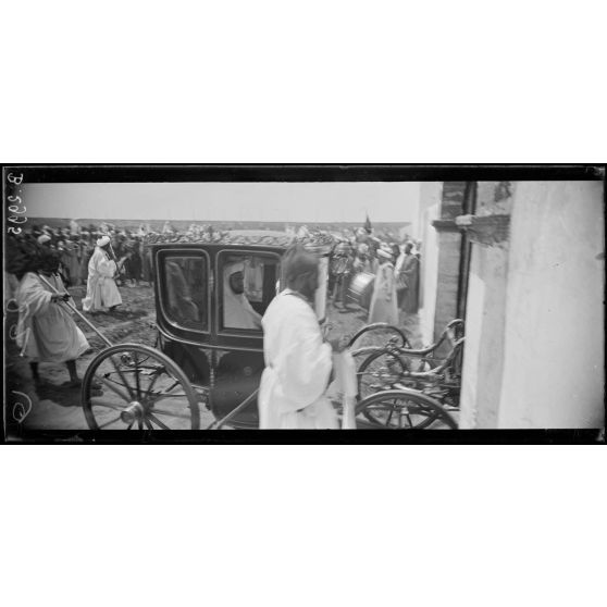 Rabat, le sultan pénètre en carosse dans la cour de la mosquée. [légende d’origine]