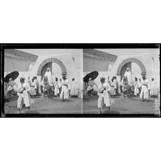 Rabat, le sultan quittant à cheval la mosquée après la cérémonie. [légende d’origine]