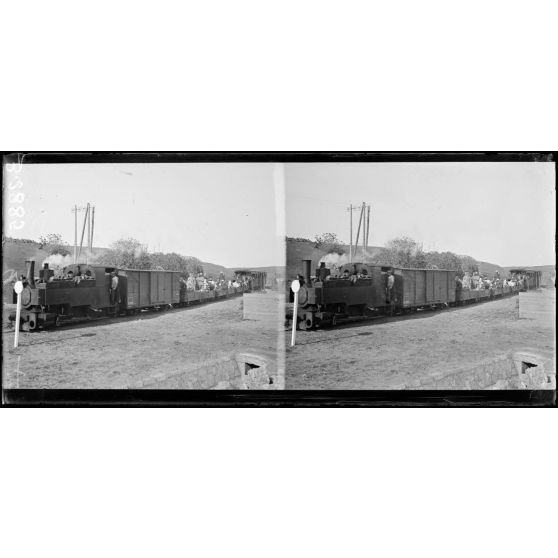 Un train transportant du personnel. [légende d'origine]