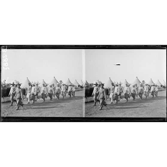 [Des prisonniers de guerre reviennent au campement, près de Rabat.] [légende d'origine]