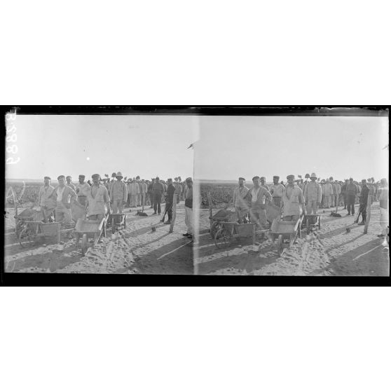 Prisonniers au travail. [légende d'origine]