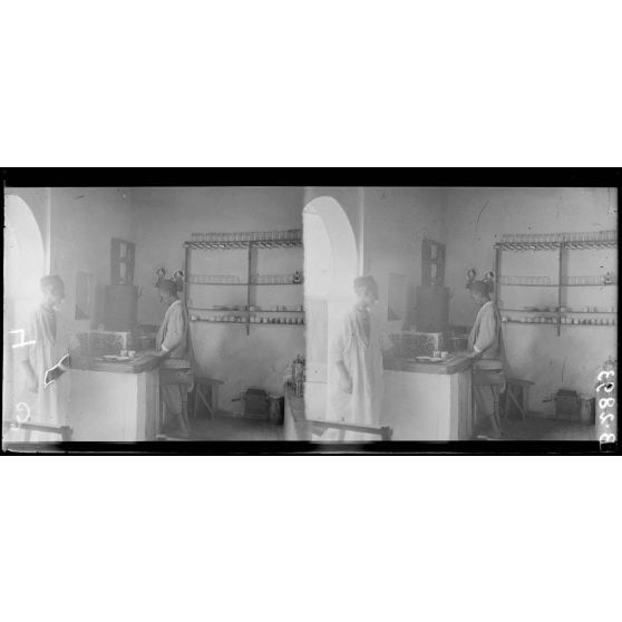 Une boutique de Rabat. [légende d'origine]