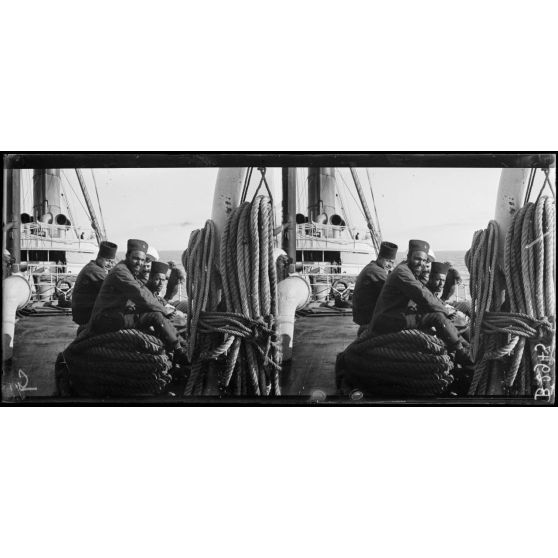 Soldats de l'armée d'afrique sur le pont de La Martinique. [légende d'origine]