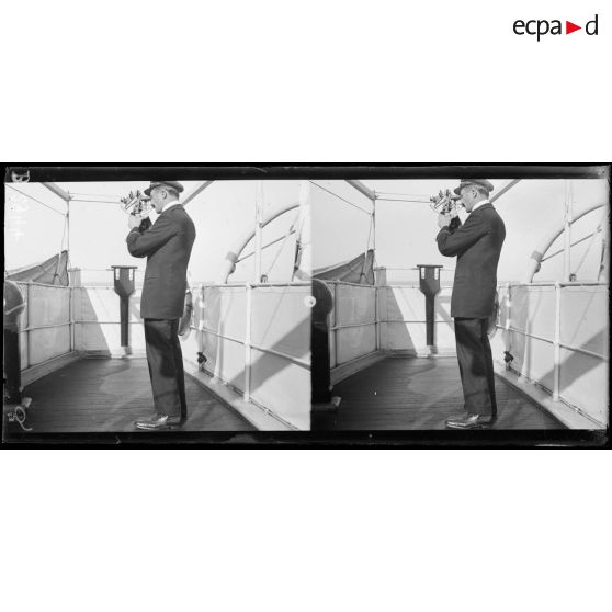 Le capitaine de La Martinique avec son sextant. [légende d'origine]