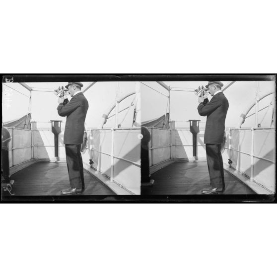 Le capitaine de La Martinique avec son sextant. [légende d'origine]