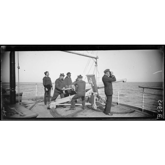 Marins servant un canon à bord de La Martinique. [légende d'origine]