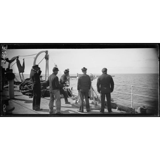Marins servant un canon de 47 mm sur affût, à bord de La Martinique. [légende d'origine]