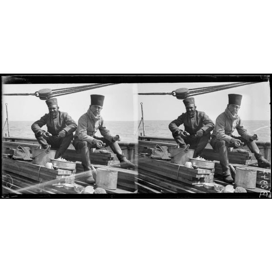 Soldats de l'armée d'Afrique à bord de La Martinique. [légende d'origine]