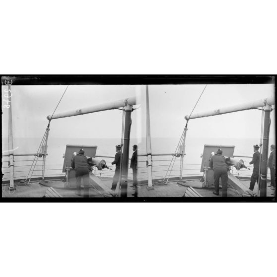 Marins servant un canon à bord de La Martinique. [légende d'origine]