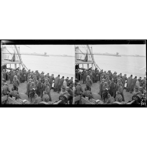 Soldats à bord d'un navire en face de Casablanca. [légende d'origine]