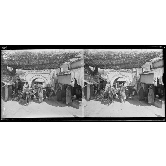 Une rue de Meknès. [légende d'origine]