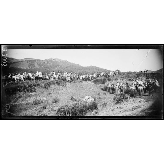 Moulay Idriss, marocains à cheval allant à la rencontre du général Lyautey. [légende d’origne] [légende d'origine]