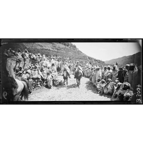 Moulay Idriss, marocains faisant la haie le long de la route que doit suivre le général Lyautey. [légende d’origine]