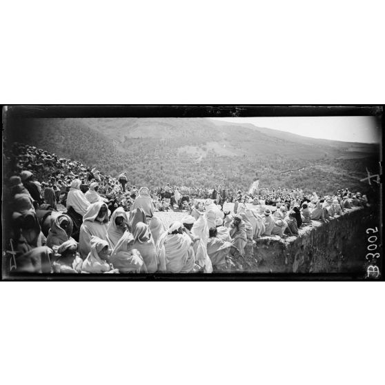 Moulay Idriss, marocains faisant la haie le long de la route que doit suivre le général Lyautey. [légende d’origine]
