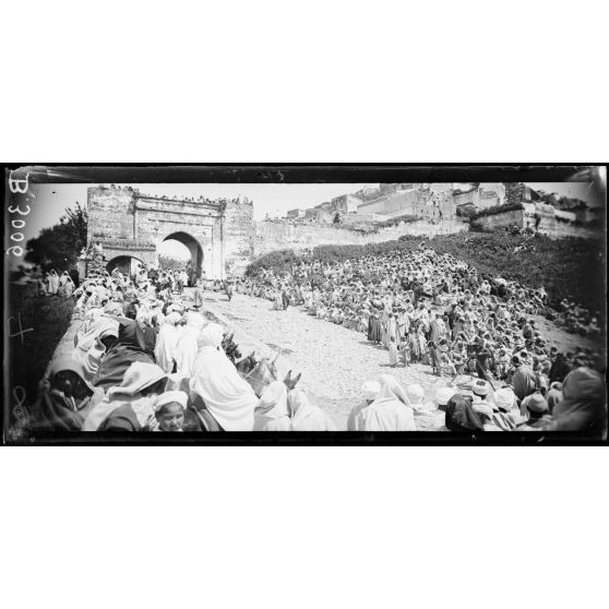 Près de la porte de Moulay Idriss les marocains faisant la haie le long de la route que doit suivre le général Lyautey. [légende d’origine]
