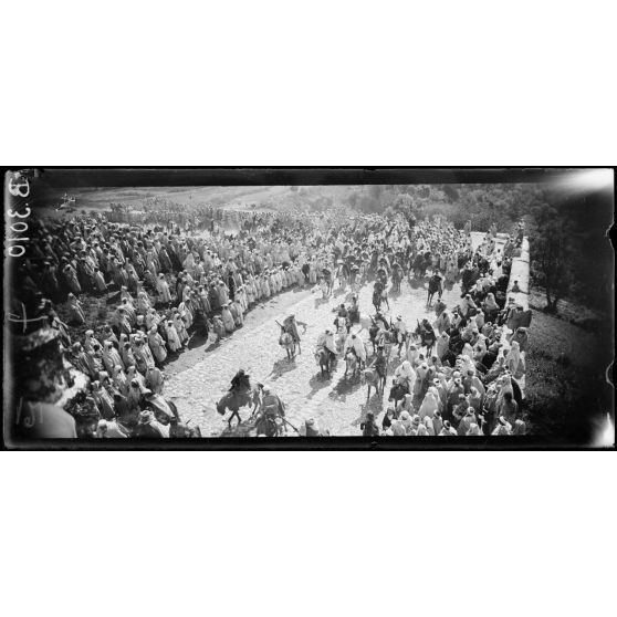 Moulay Idriss, l’arrivée du général Lyautey. [légende d’origine]