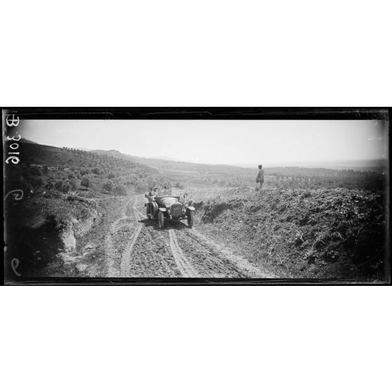 Région de Meknès, le général Lyautey en tournée d’inspection dans le bled. [légende d’origine]