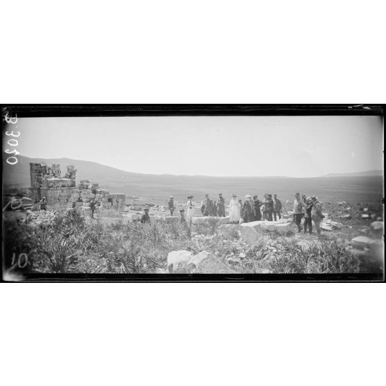 Volubilis, le général Lyautey visite les ruines romaines. [légende d’origine]