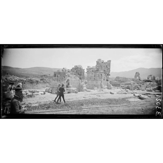 Volubilis, le général Lyautey visite les ruines romaines. [légende d’origine]