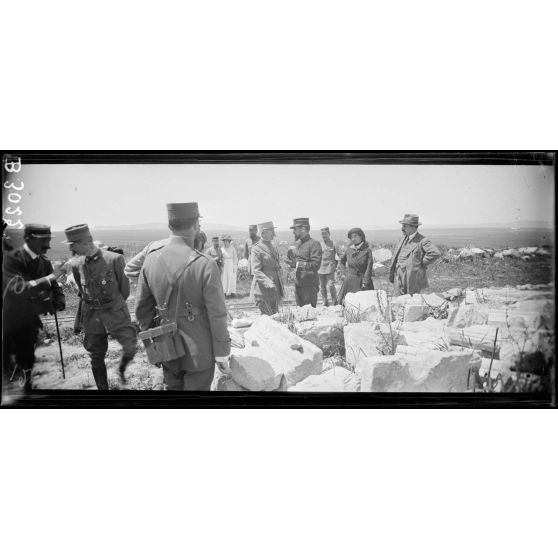 Volubilis, le général Lyautey visite les ruines romaines. [légende d’origine]