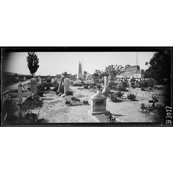 Fez, le cimetière français, au centre colonne élevée à la mémoire des victimes des émeutes du 18 et 19 avril. [légende d’origine]