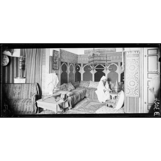 Fez, la résidence Bou Jeloud, un salon. [légende d’origine]