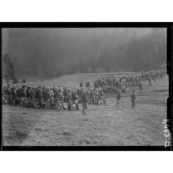Vosges, cérémonie de remise de croix de guerre. [légende d’origine]