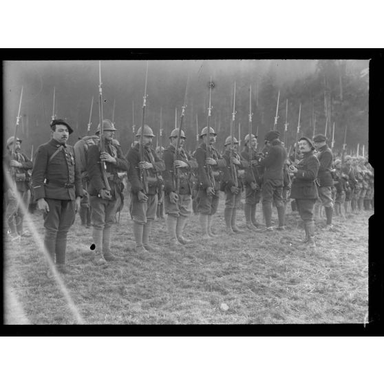 Vosges, cérémonie de remise de croix de guerre. [légende d’origine]