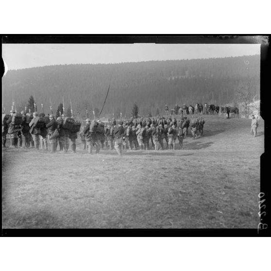 Vosges, chasseurs alpins se préparant à la manœuvre. [légende d’origine]