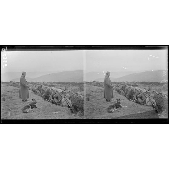 Dans les Vosges, mitrailleurs à la manœuvre. [légende d’origine]